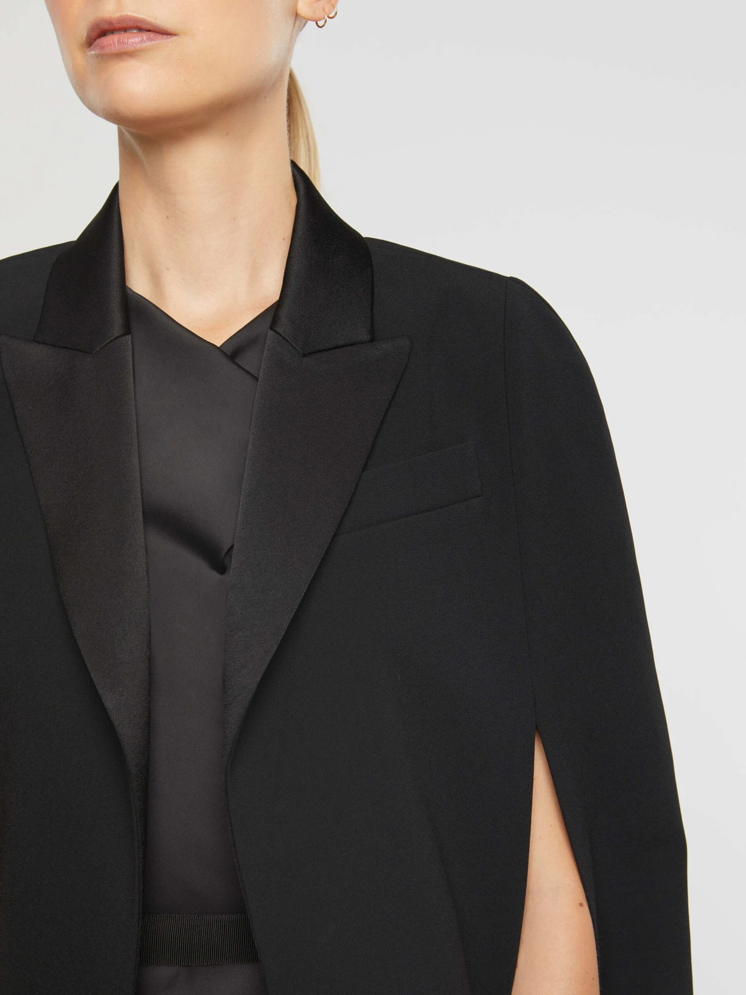 PAULE KA Cape De Cérémonie En Crêpe Envers Satin 2 PAULE KA Cape De Cérémonie En Crêpe Envers Satin – Image 2