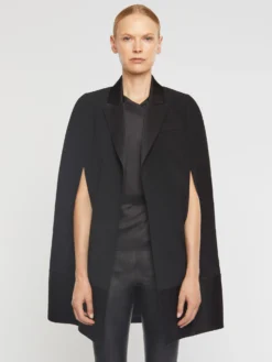 PAULE KA Cape De Cérémonie En Crêpe Envers Satin 6 PAULE KA Cape De Cérémonie En Crêpe Envers Satin -PAULE KA Boutique paule ka 21H180M027CF 999 3 scaled