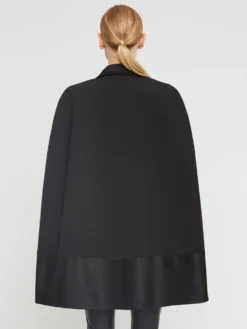 PAULE KA Cape De Cérémonie En Crêpe Envers Satin 7 PAULE KA Cape De Cérémonie En Crêpe Envers Satin -PAULE KA Boutique paule ka 21H180M027CF 999 4 scaled