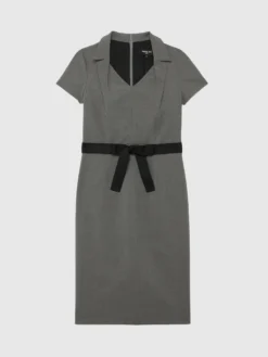 PAULE KA Robe Droite à Col Tailleur 10 PAULE KA Robe Droite à Col Tailleur -PAULE KA Boutique paule ka 22H144R003 930 5 scaled