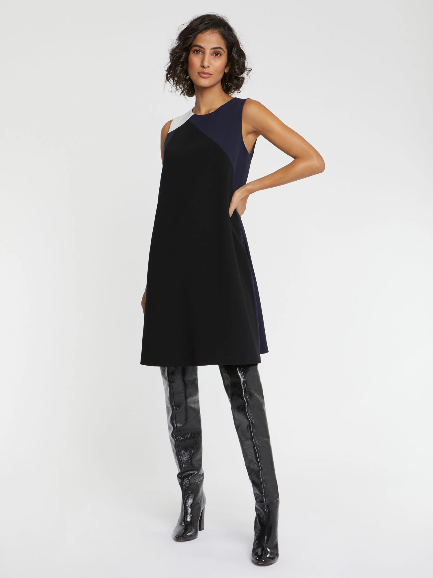 PAULE KA Robe Courte Bicolore En Tissu Crêpe 1 PAULE KA Robe Courte Bicolore En Tissu Crêpe