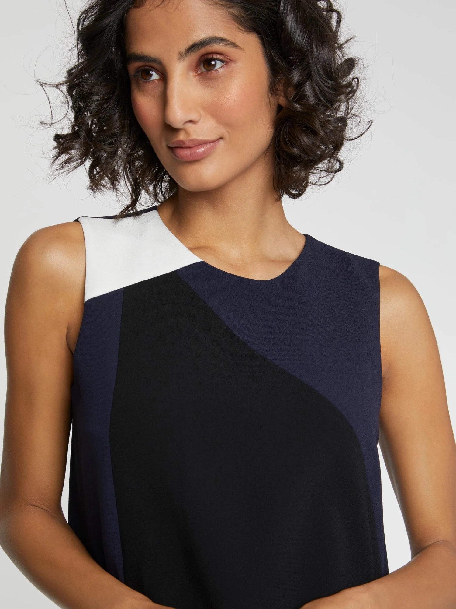 PAULE KA Robe Courte Bicolore En Tissu Crêpe 2 PAULE KA Robe Courte Bicolore En Tissu Crêpe – Image 2