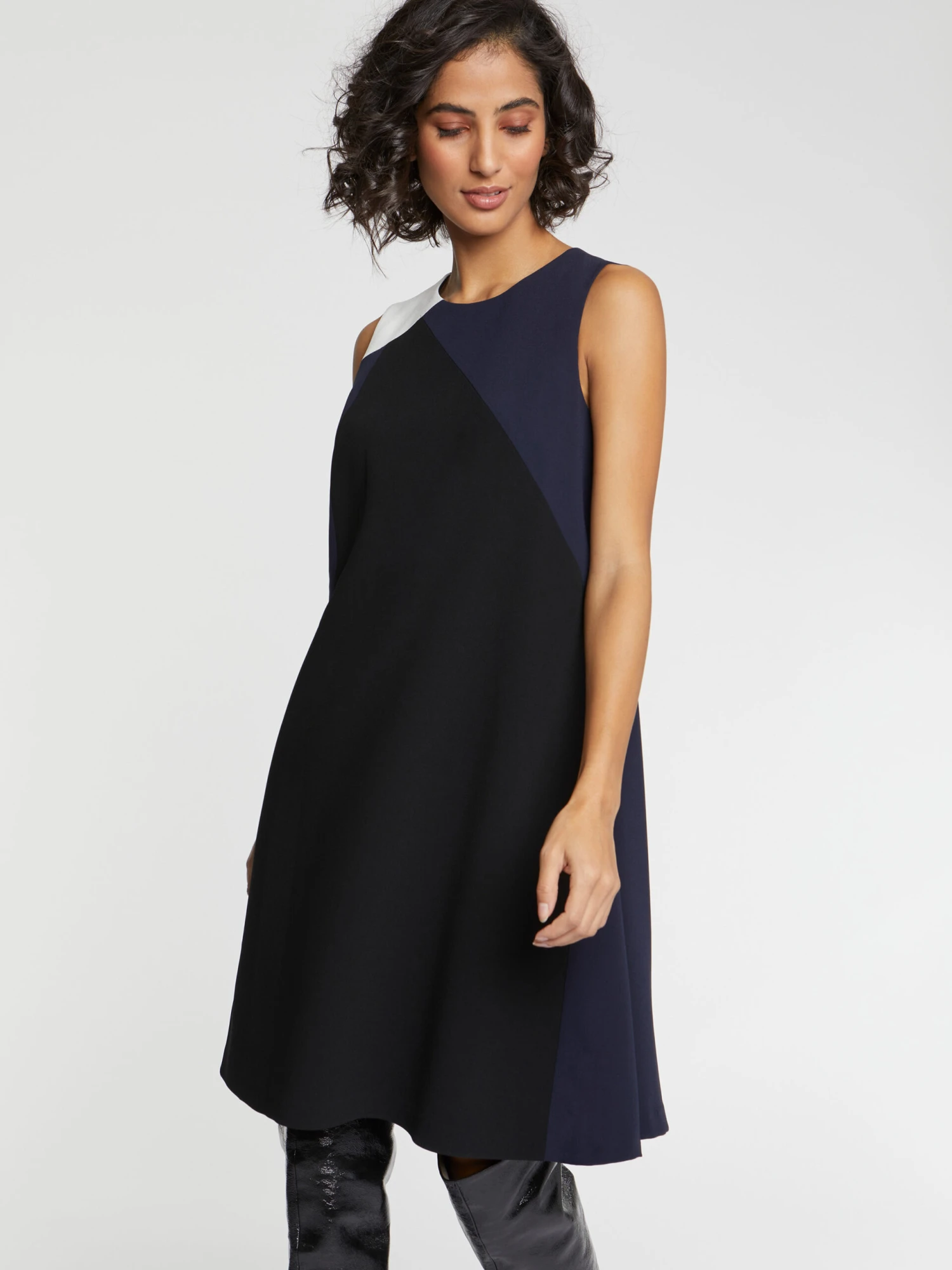 PAULE KA Robe Courte Bicolore En Tissu Crêpe 3 PAULE KA Robe Courte Bicolore En Tissu Crêpe – Image 3